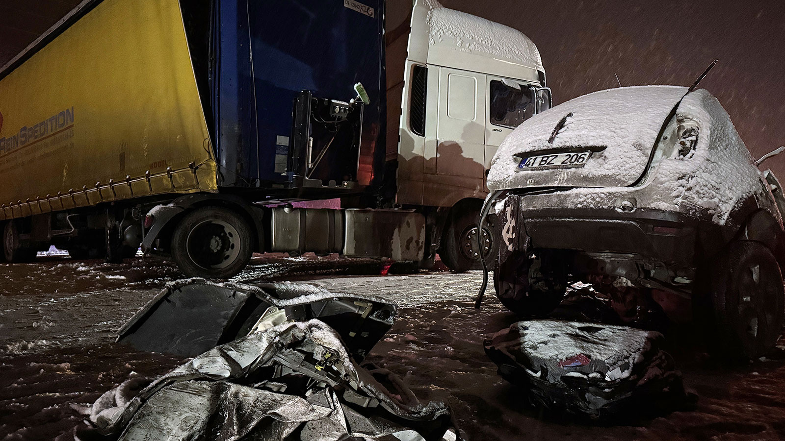 Erzurum'da can pazarı! Tır ile otomobil çarpıştı: Çok sayıda kişi hayatını kaybetti