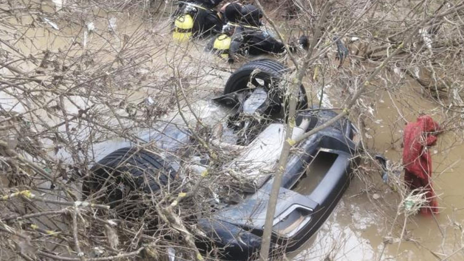 İzmir’de kontrolden çıkan otomobil dereye uçtu: 2 kız kardeş can verdi