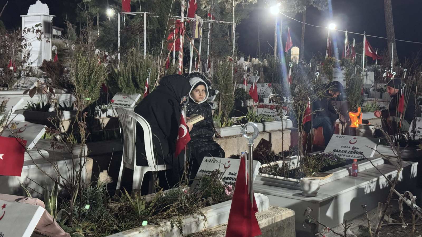 Kahramanmaraş merkezli ''asrın felaketi''nin 3. yılında vatandaşlar mezarlıklara akın etti