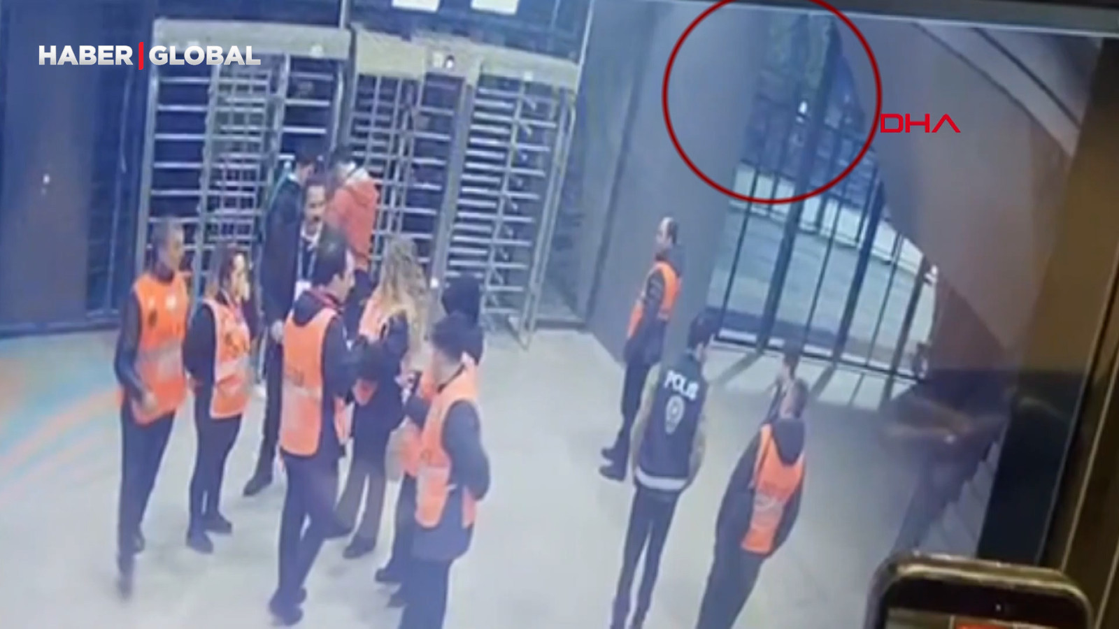 Kocaelispor–Beşiktaş maçında facia: Taraftarın tribünden düştüğü anlar ortaya çıktı