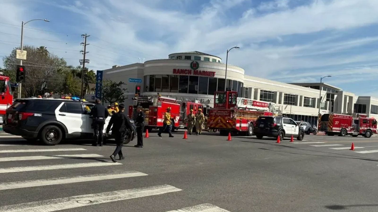 Los Angeles'ta araç markete daldı: Ölü ve yaralılar var
