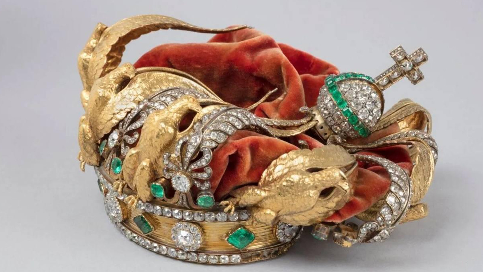 Louvre Müzesi soygunda düşürülen tacı ilk kez paylaştı