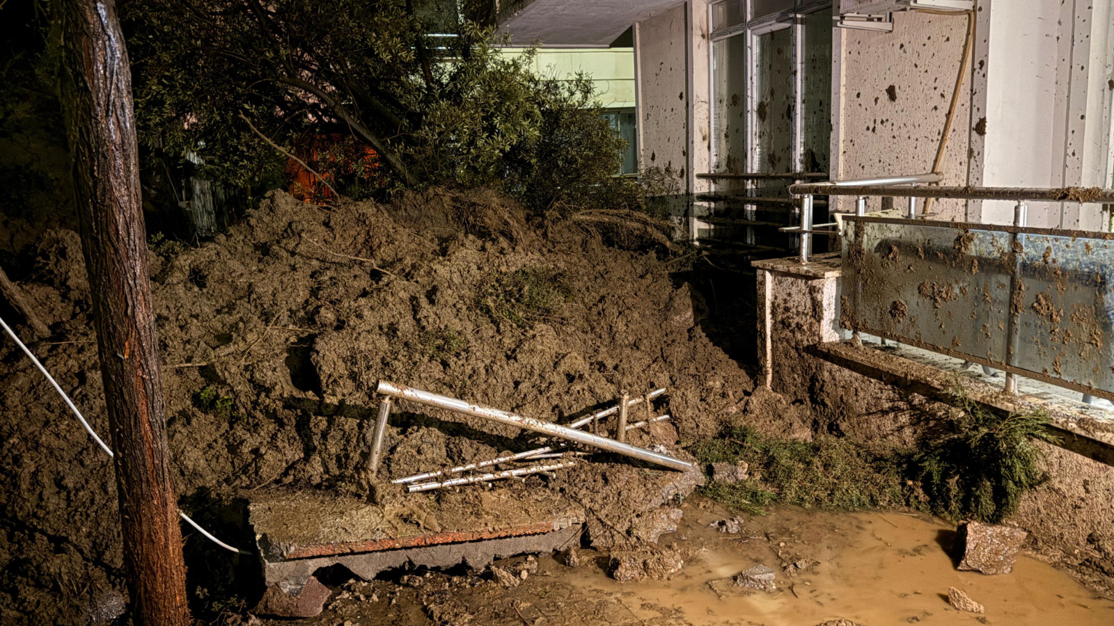Manisa'da heyelan! Sitenin istinat duvarı yıkıldı