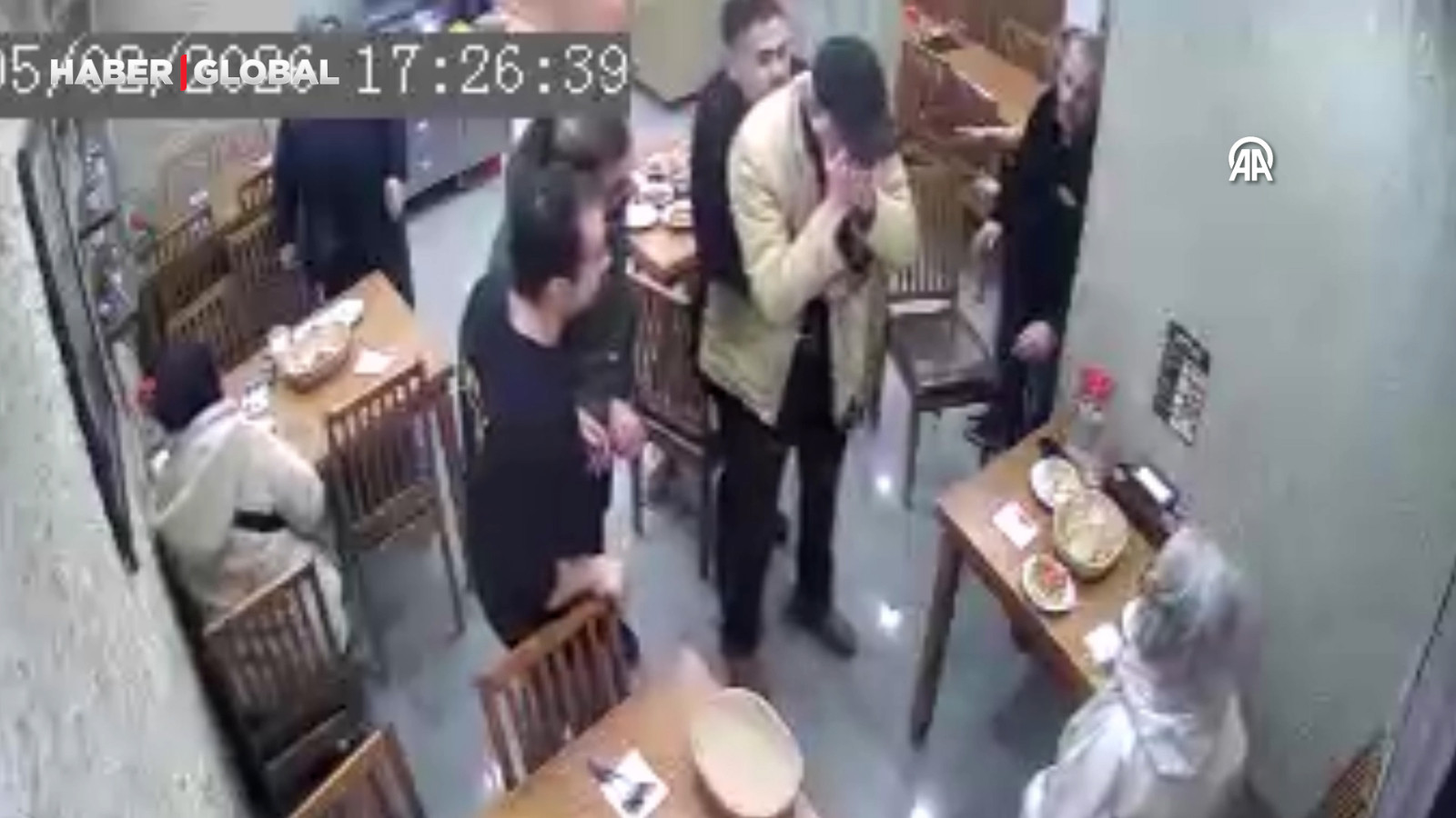 Nefes borusuna yiyecek takılan kişiyi, komiser Heimlich manevrasıyla kurtardı