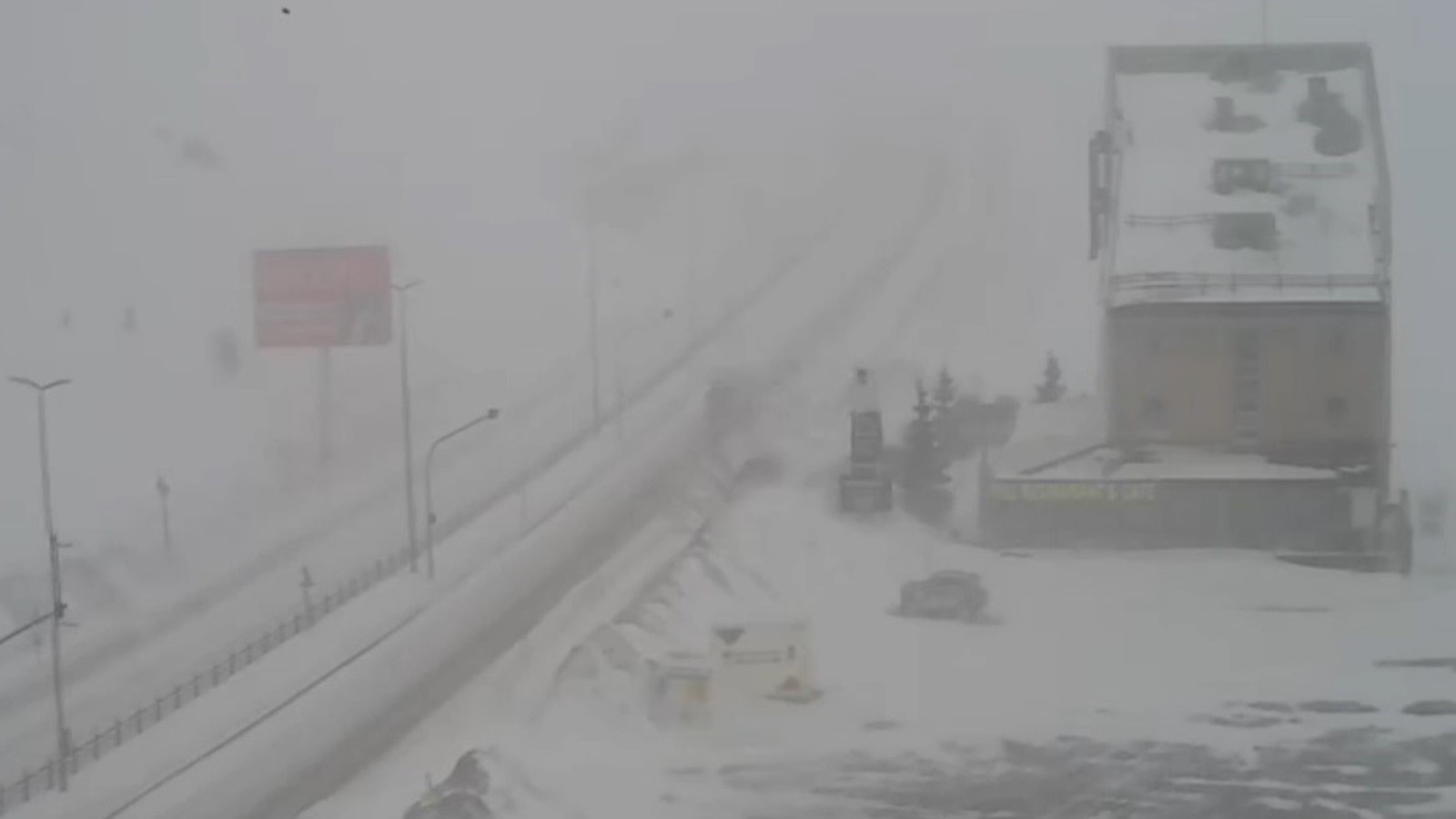 Kayseri'de yoğun kar yağışı ve tipi yolu kapattı