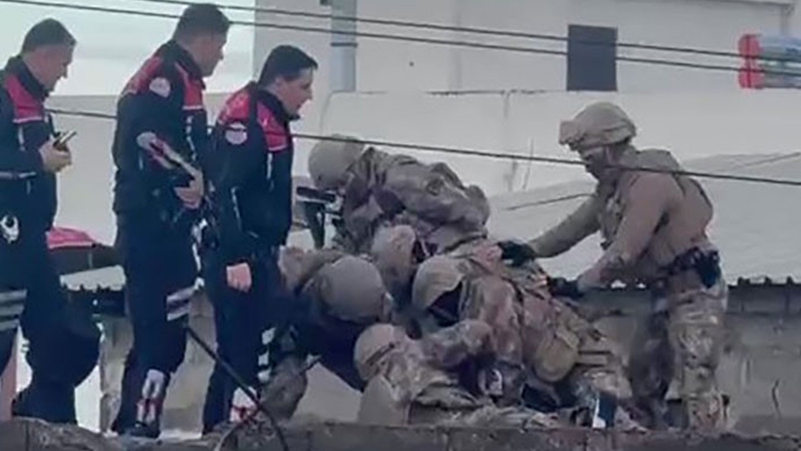 Adana'da bir şahıs eski iş yerini silahla bastı: Özel Harekat Polisleri tarafından çatıda yakalandı