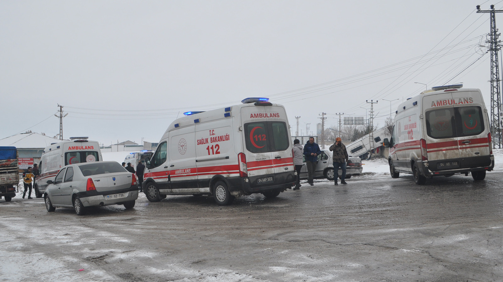 Ağrı'da yolcu otobüsü devrildi: 16 kişi yaralandı