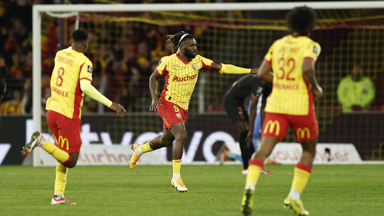 Allan Saint-Maximin ilk maçında gol attı, Lens Fransa'da zirve yaptı