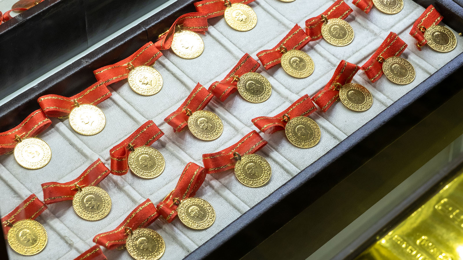 Altındaki fiyat dalgalanması piyasayı kilitledi! Kuyumcularda çeyrek altın yok mu, bekletiliyor mu?