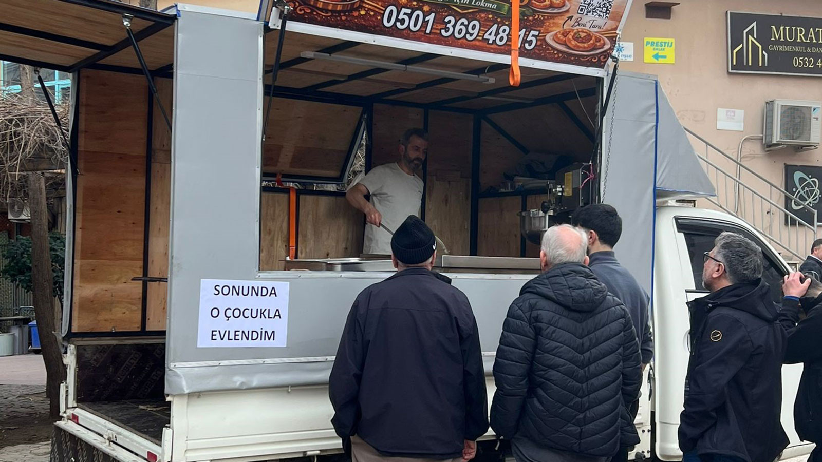 Sevdiği erkekle evlenince lokma dağıttırdı