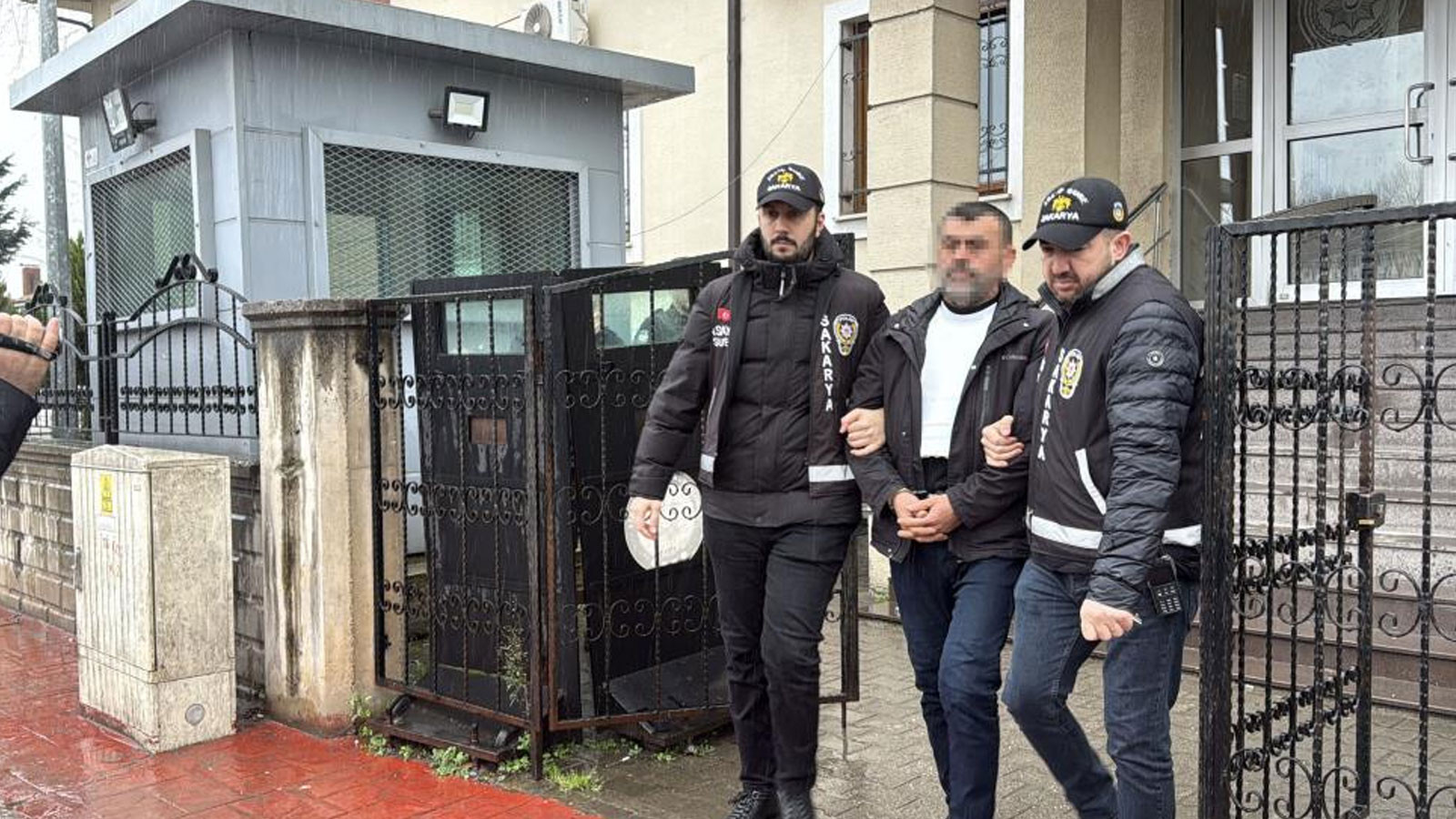 Sakarya'da eşini ve MHP ilçe başkanını öldüren emekli polis tutuklandı