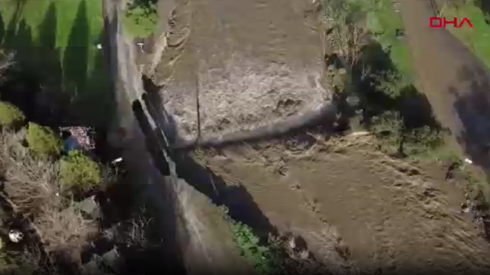 Salihli'de sağanak sonrası köprü yıkıldı, yollar kapandı