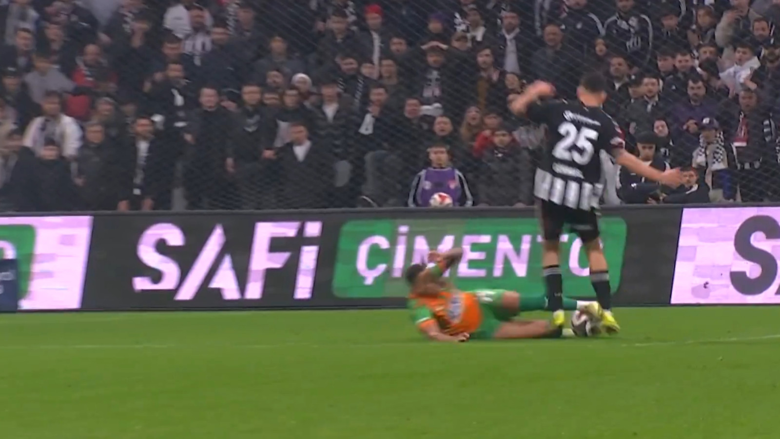 Beşiktaş'tan videolu tepki: Değişmeyen tek şey, verilmeyen penaltılarımız!