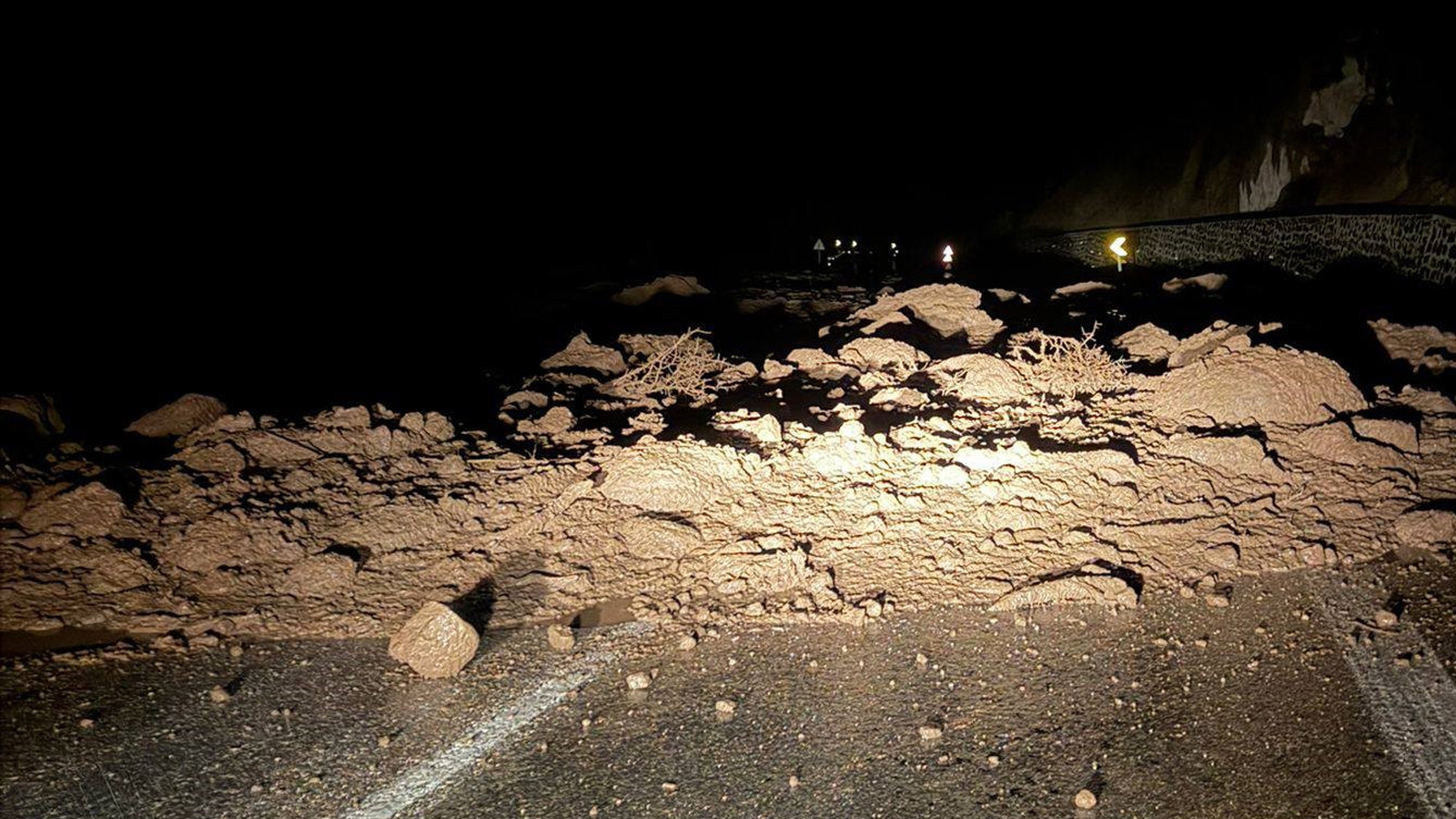 Bolu'da yol heyelan nedeniyle ulaşıma kapandı