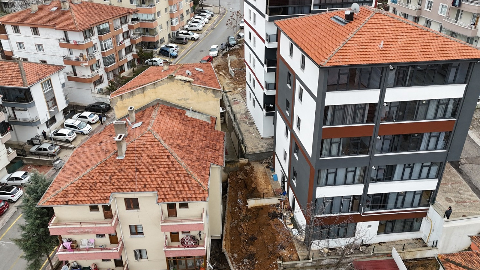 Duydukları gürültünün ardından kendilerini dışarı attılar: 4 bina acilen tahliye edildi