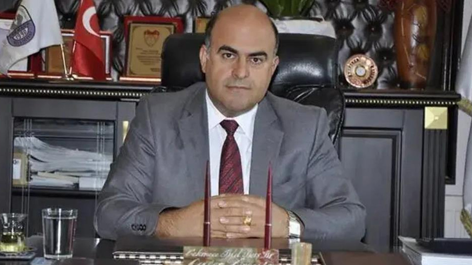 Eski belediye başkanı, oğlu tarafından baltayla öldürüldü