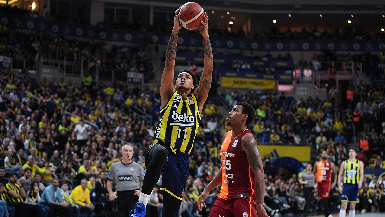 Fenerbahçe Beko nefes kesen derbide Galatasaray'ı mağlup etti