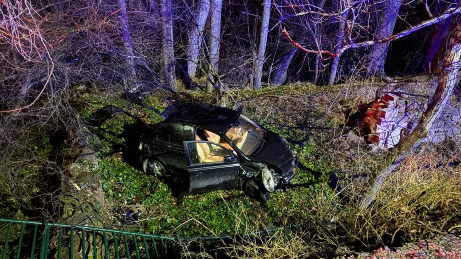 Kayseri'de ehliyetsiz sürücü 5 metrelik bahçe duvarından uçtu: 1 yaralı
