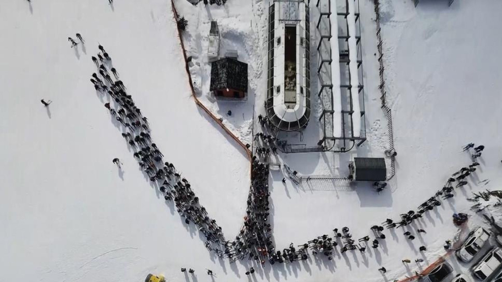 Kış turizminin renkli durağı: Kayağını alan oraya koştu