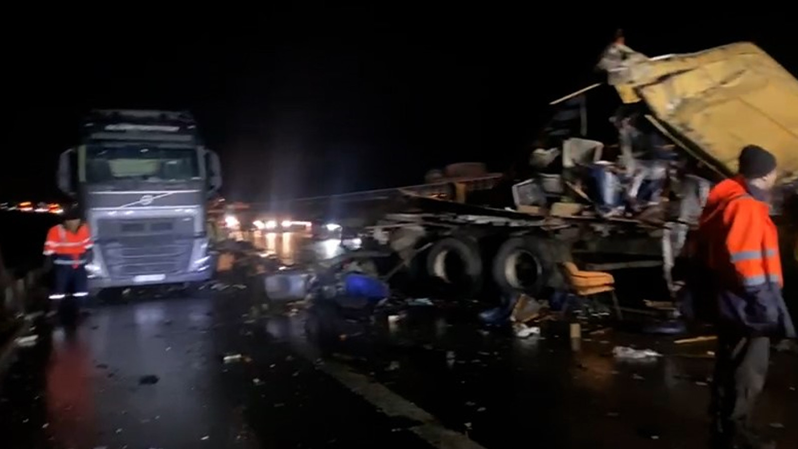 TEM’de mobilya yüklü kamyon ile tır çarpıştı