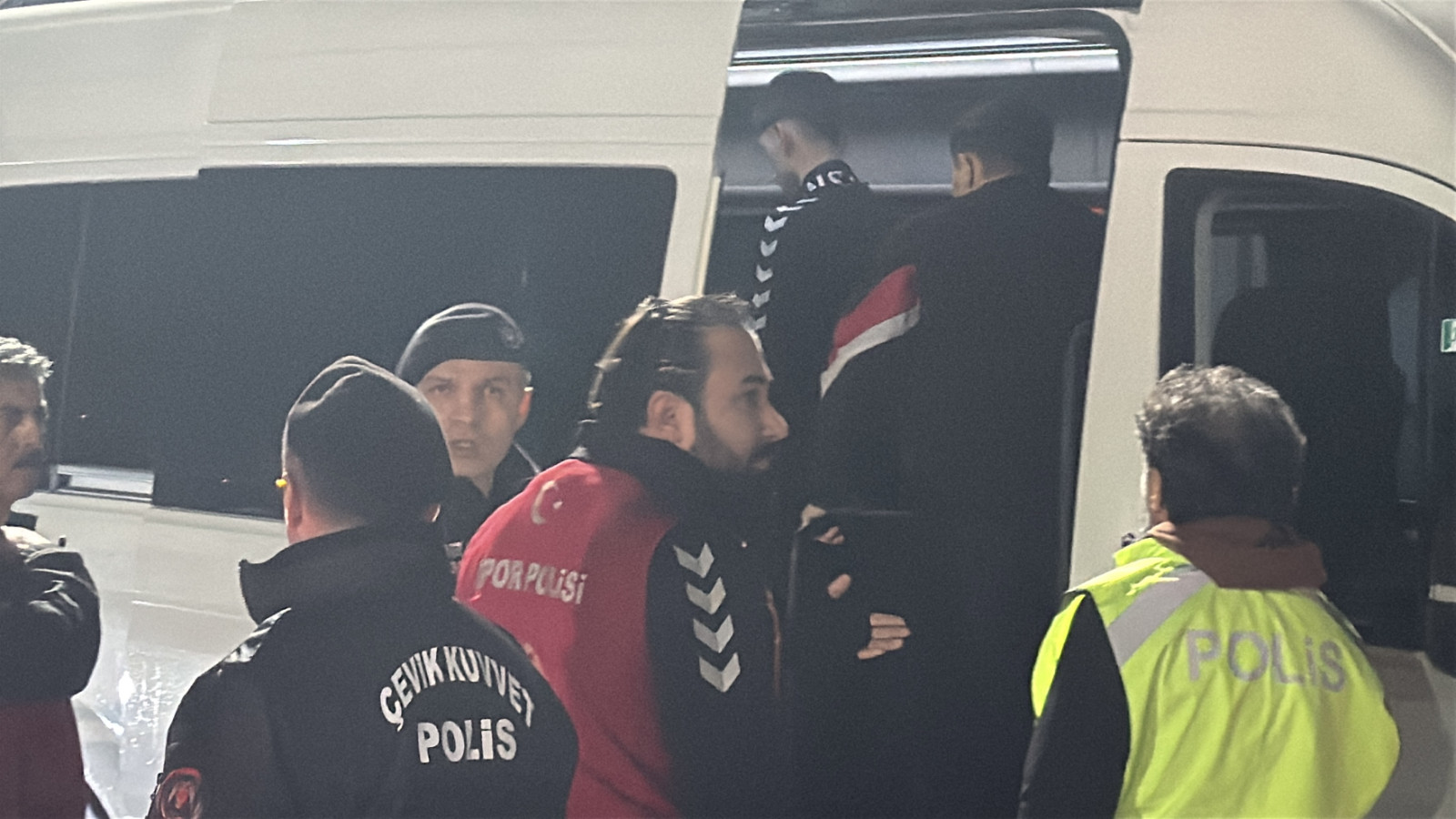 Trabzonspor takım otobüsünü taşladıkları iddiasıyla Samsun'da 6 kişi gözaltına alındı