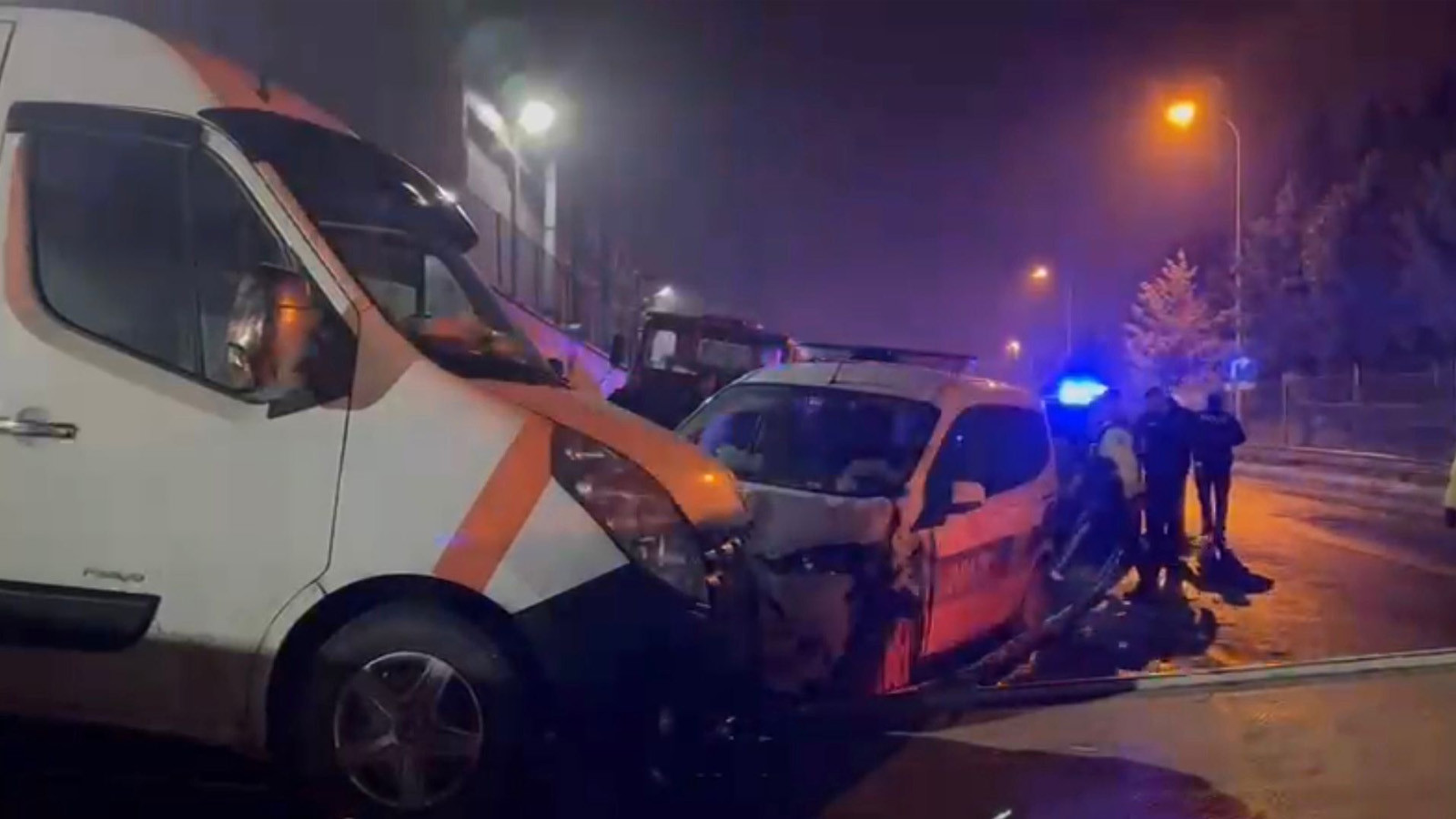 Yer: Sultanbeyli! Polis aracının karıştığı kazada 2'si polis 3 kişi yaralandı