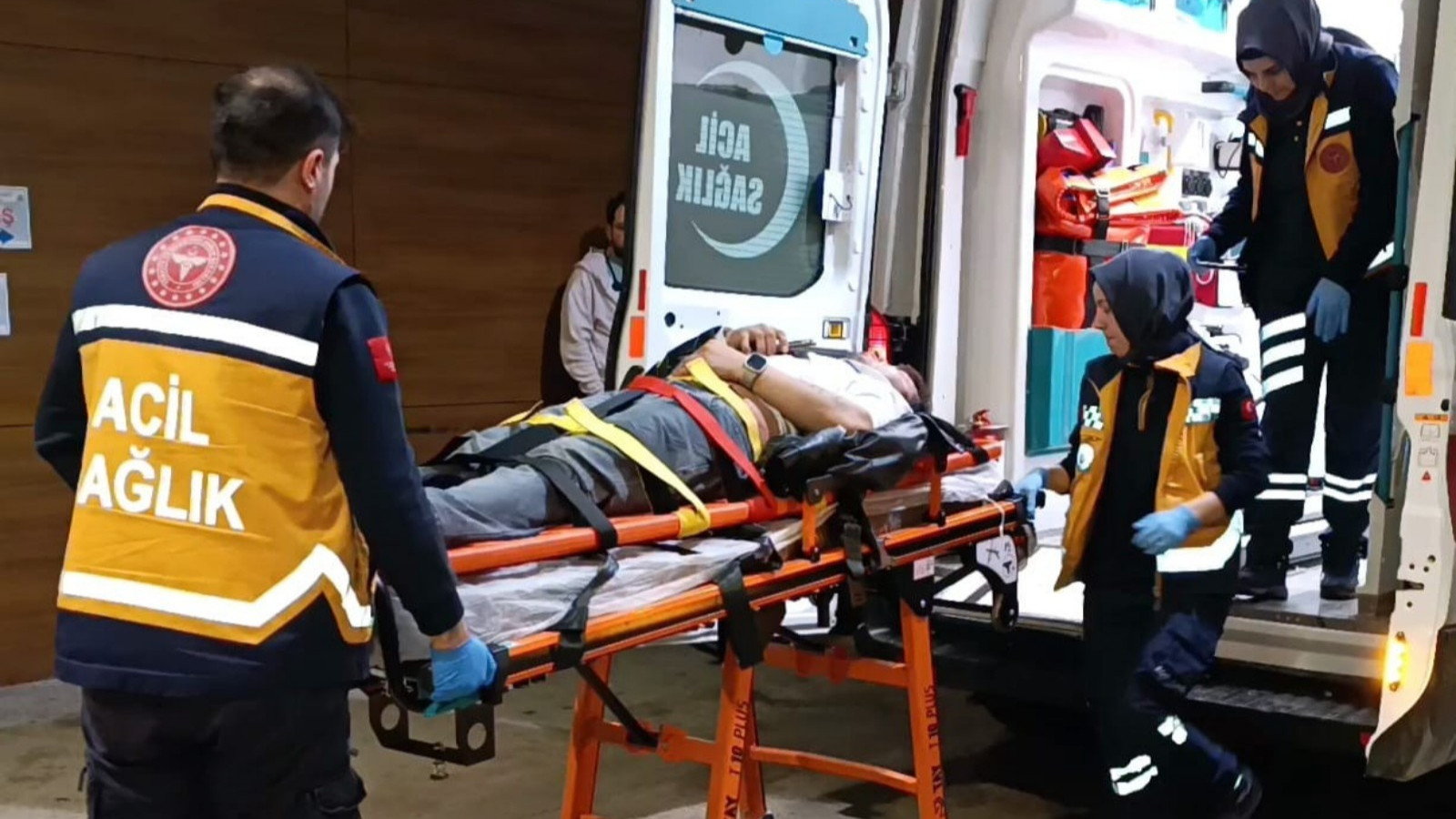 Bursa'da otomobil yaya geçidindeki kişiye çarptı: 1 yaralı