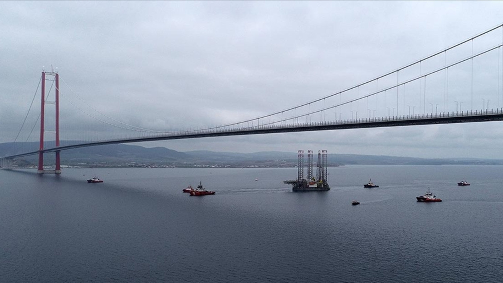 Çanakkale Boğazı yoğun sis nedeniyle transit gemi geçişlerine kapatıldı