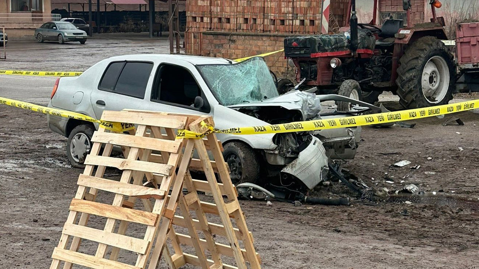 Çorum’da traktör otomobille çarpıştı! Ölü ve yaralılar var