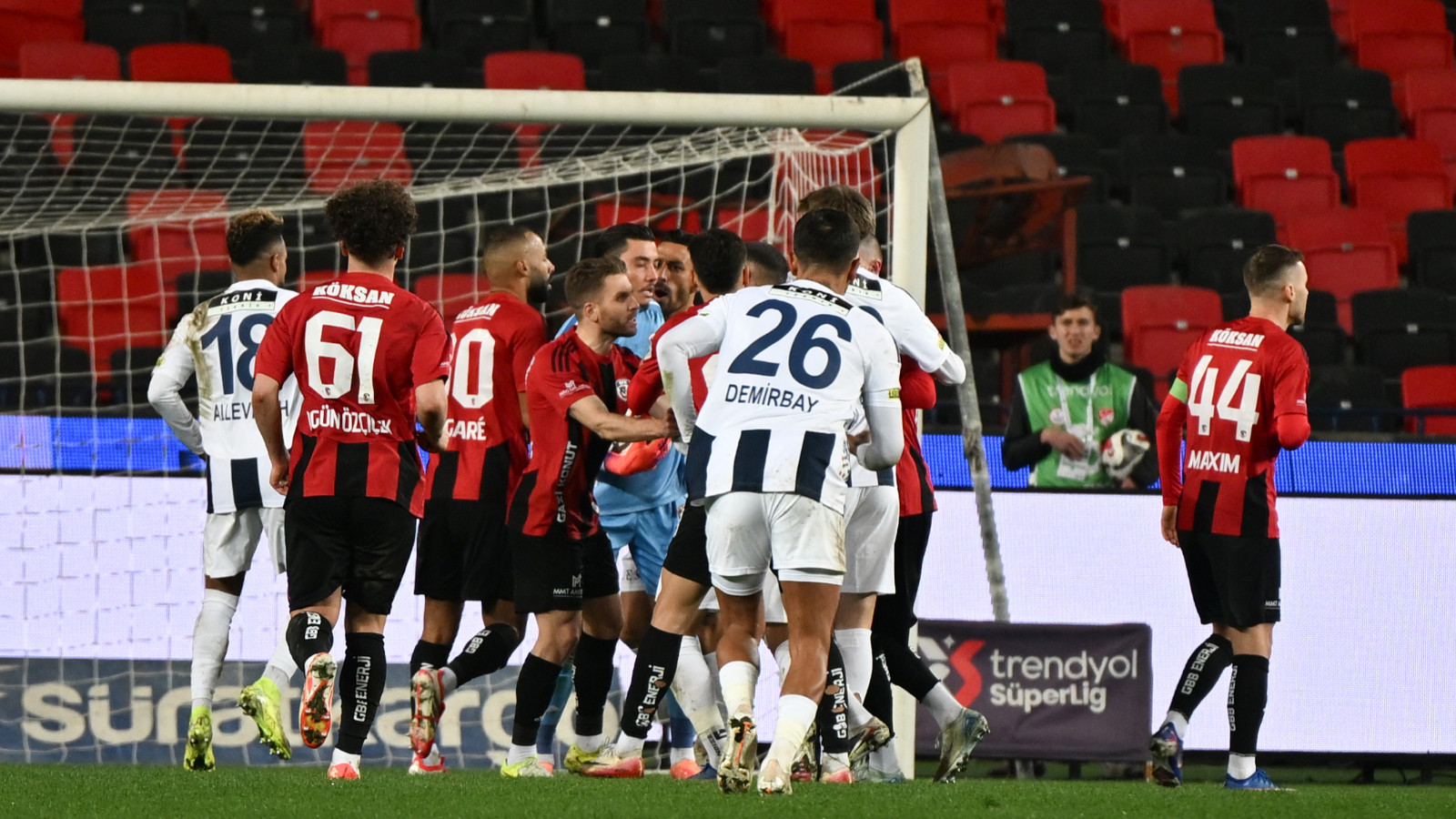 Kerem Demirbay'dan arkadaşlarına sitem: Utanç verici