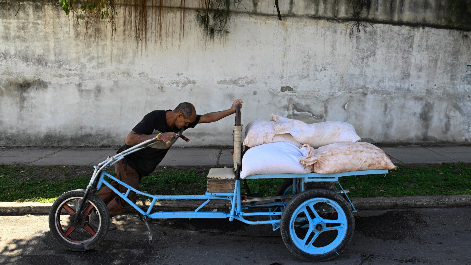 Küba resmen duyurdu: Uçaklar için yakıt kalmadı