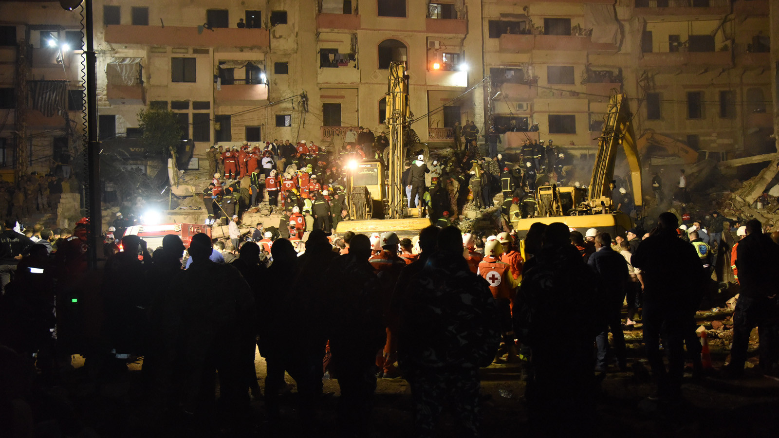 Lübnan'da birbirine bitişik iki bina çöktü: 13 can kaybı