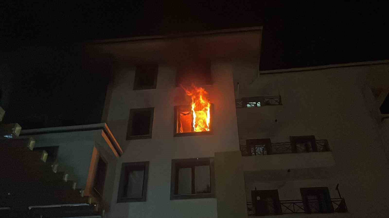 Tartıştığı annesine kızdı daireyi ateşe verdi