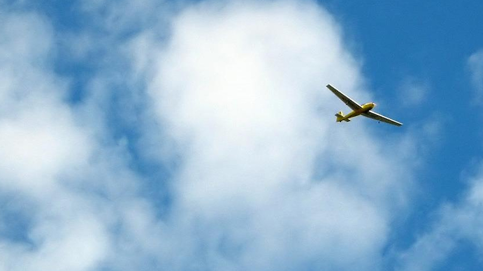 ABD'de uçak otoyola indi, 3 araca çarptı: Yaralılar var