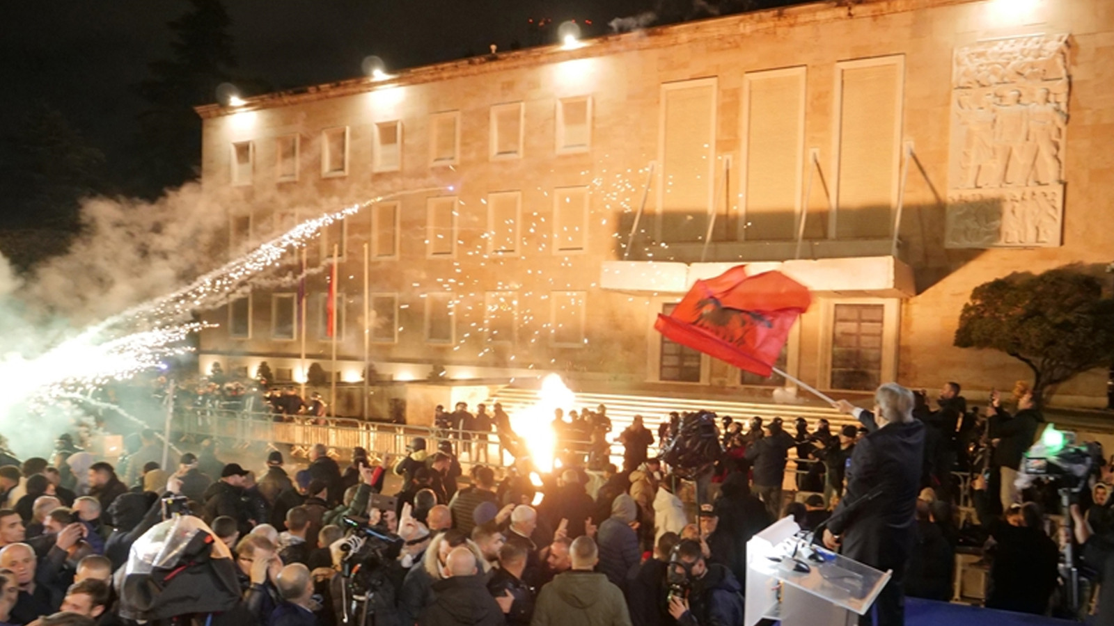 Arnavutluk’ta hükümet karşıtı protesto: Başbakanlık binasına molotofkokteyli saldırı