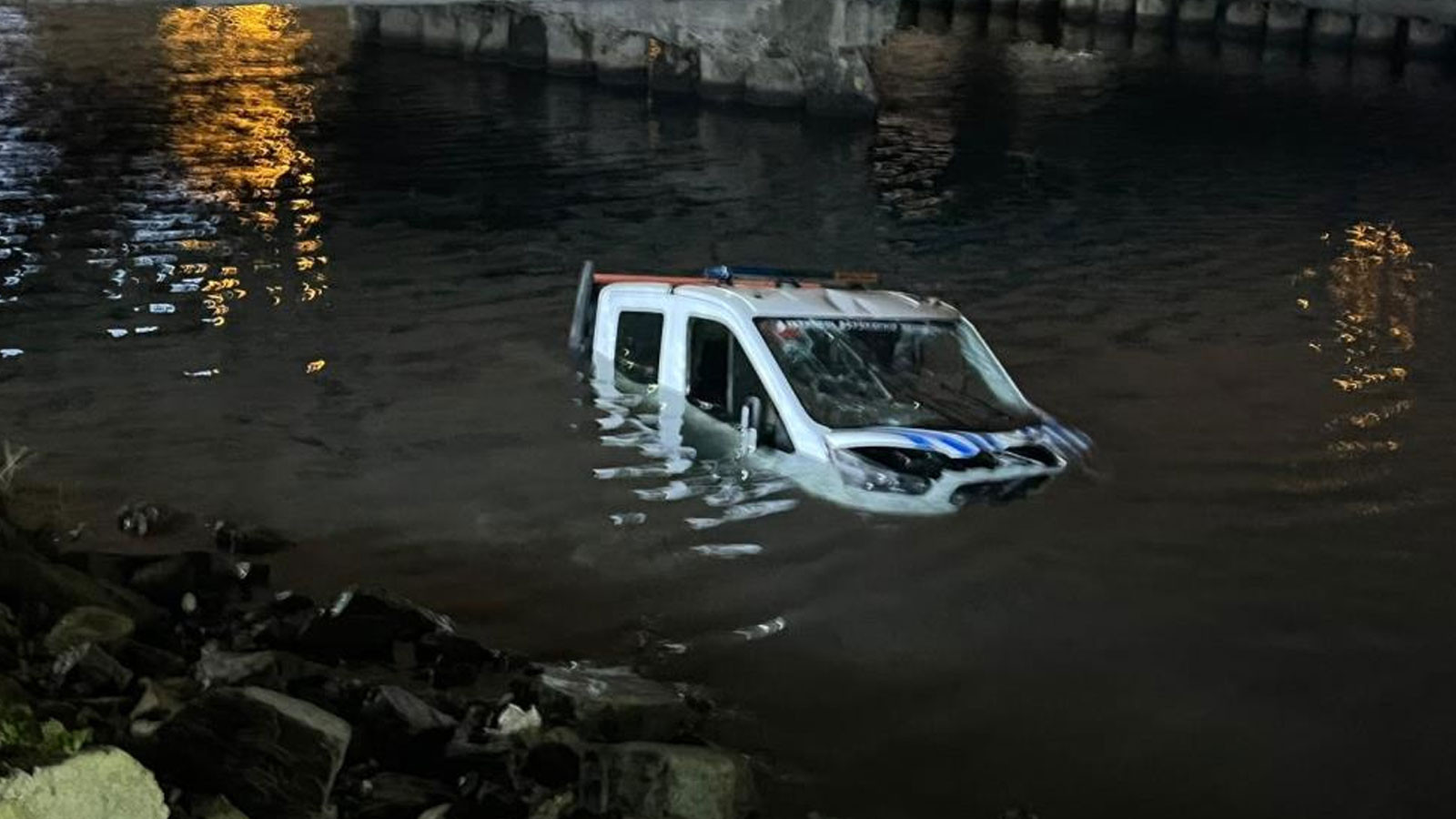 Bakırköy’de İBB'ye ait zabıta aracı denize düştü: Ekipler olay yerine sevk edildi