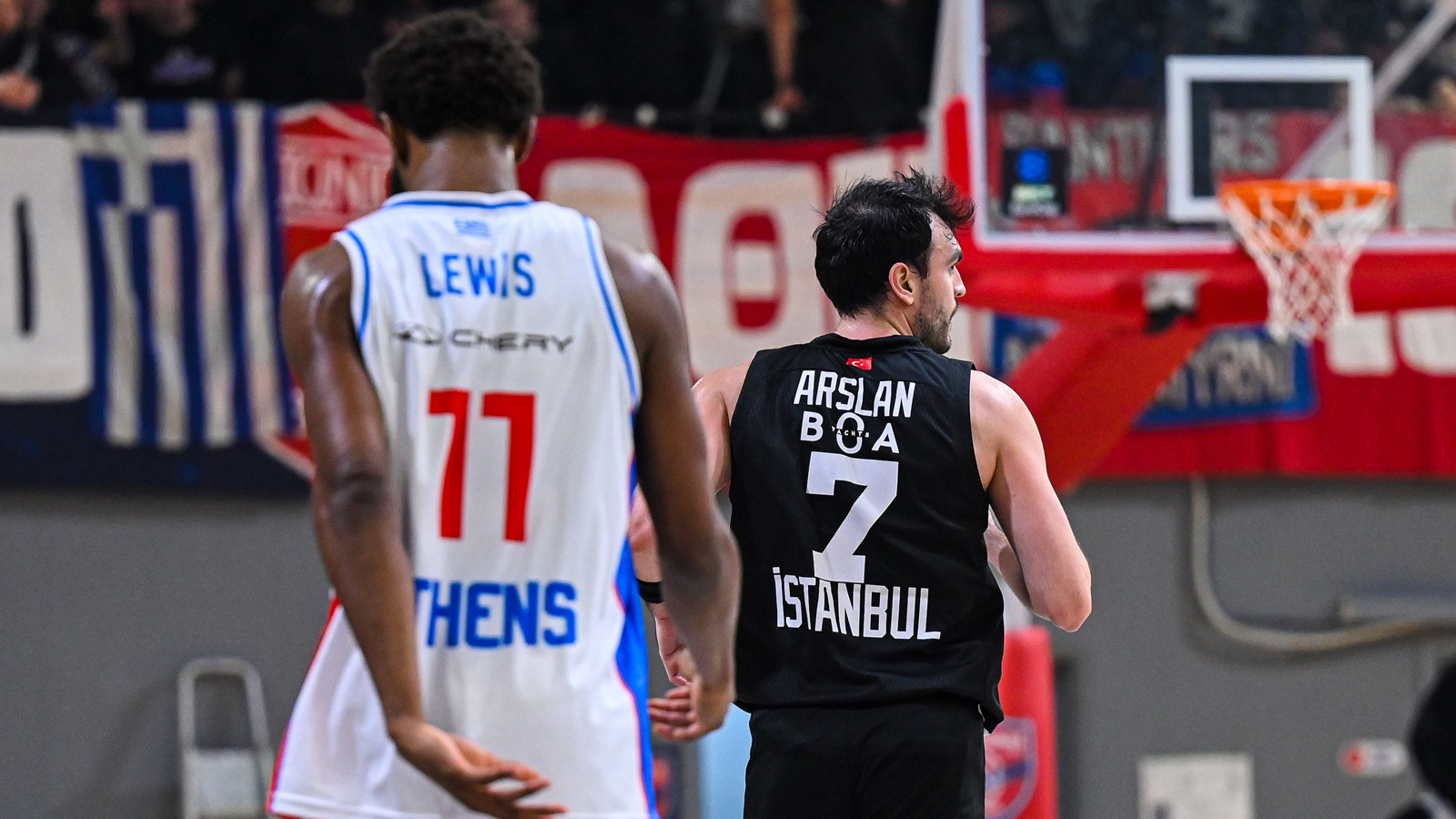 Beşiktaş 40 sayı fark attı! Yunanistan'da skandal pankart