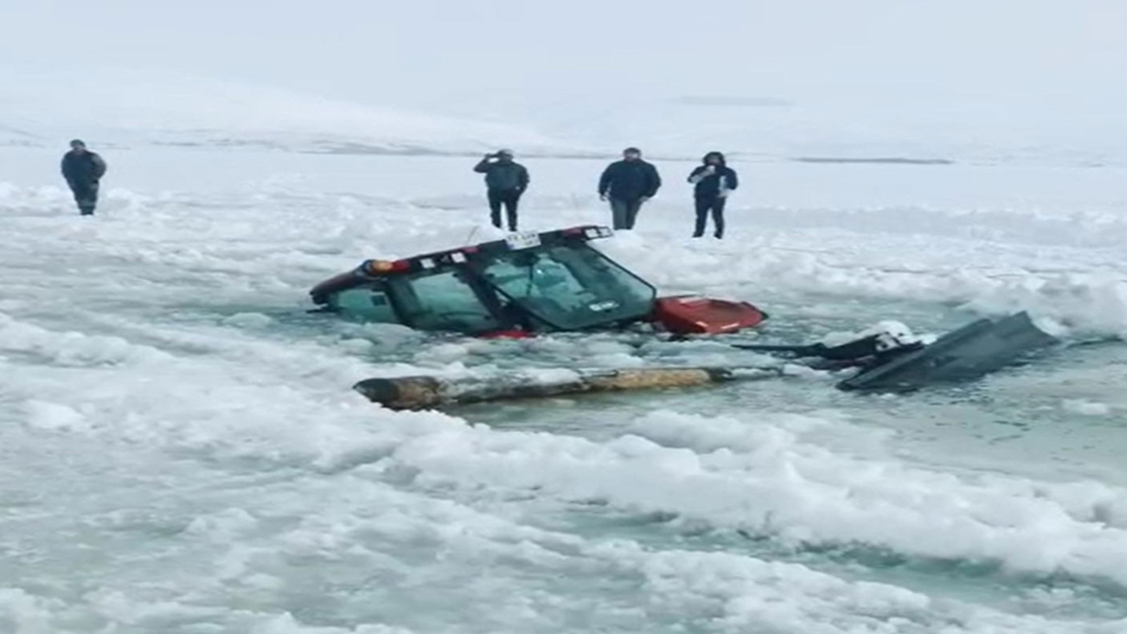 Çıldır Gölü'nde korku dolu anlar: Buz kırıldı traktör göle düştü