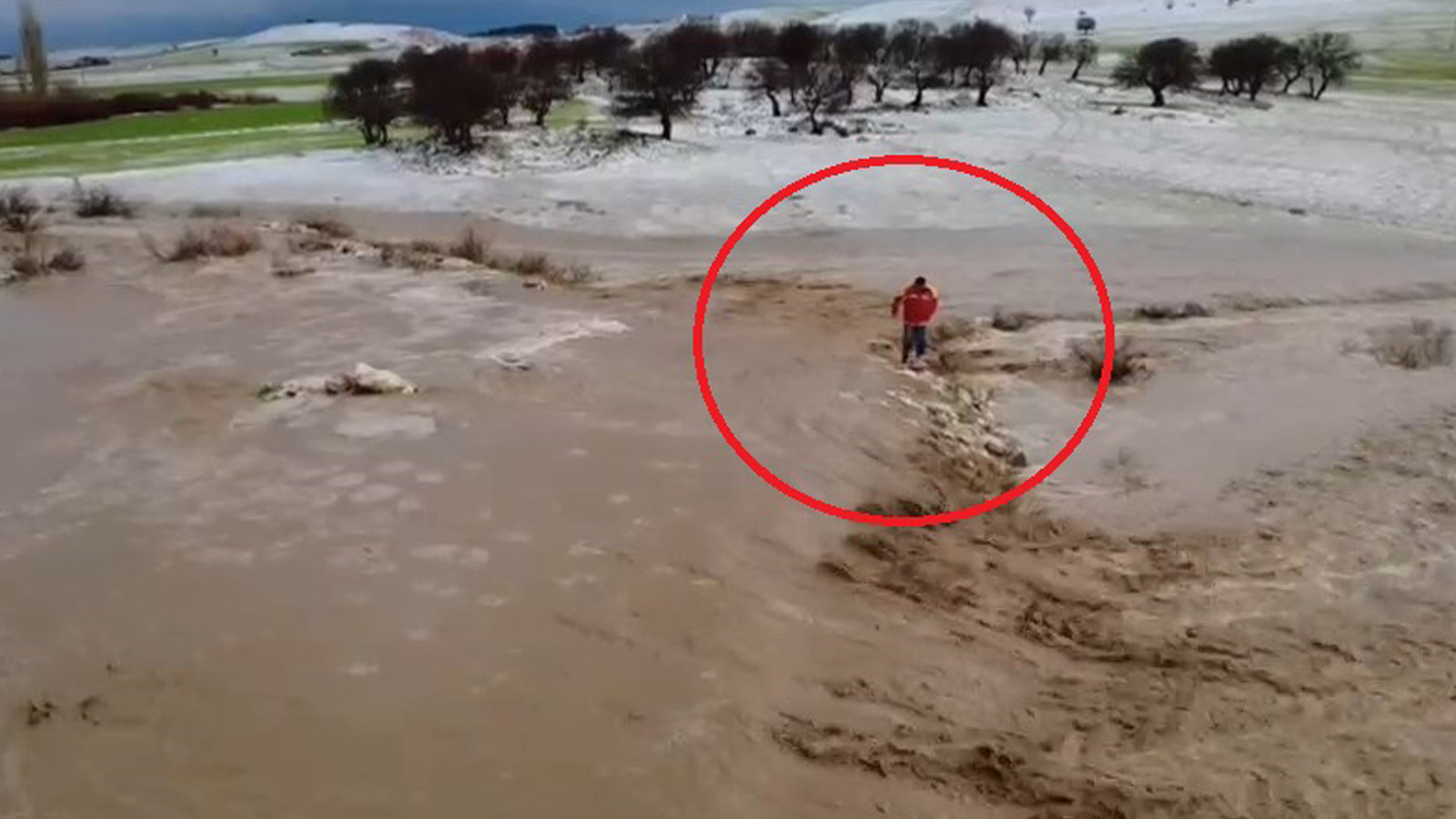 Diyarbakır'da selde mahsur kalan kişi traktörle kurtarıldı