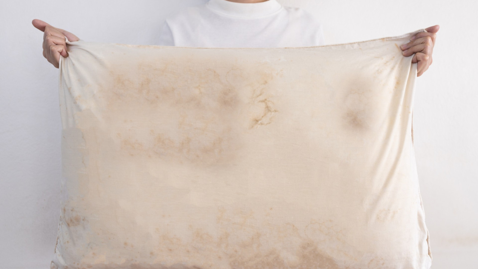 Sararan yastıkları anında kar beyazı yapan doğal yöntem açığa çıktı!