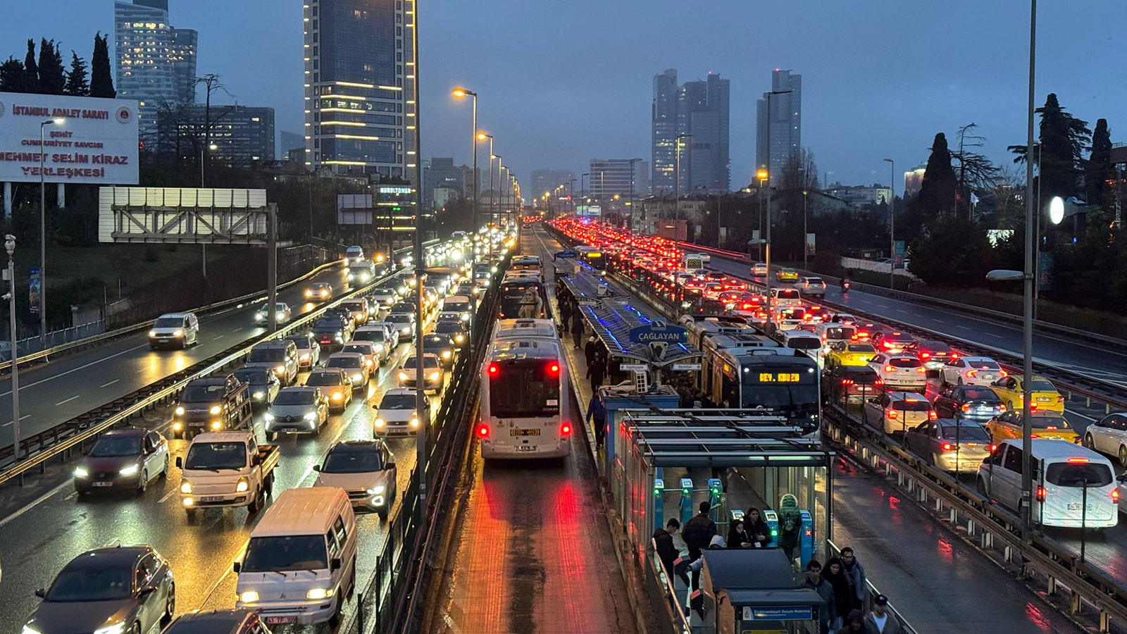 İstanbul'da trafik kilit: Yoğunluk yüzde 80'e ulaştı