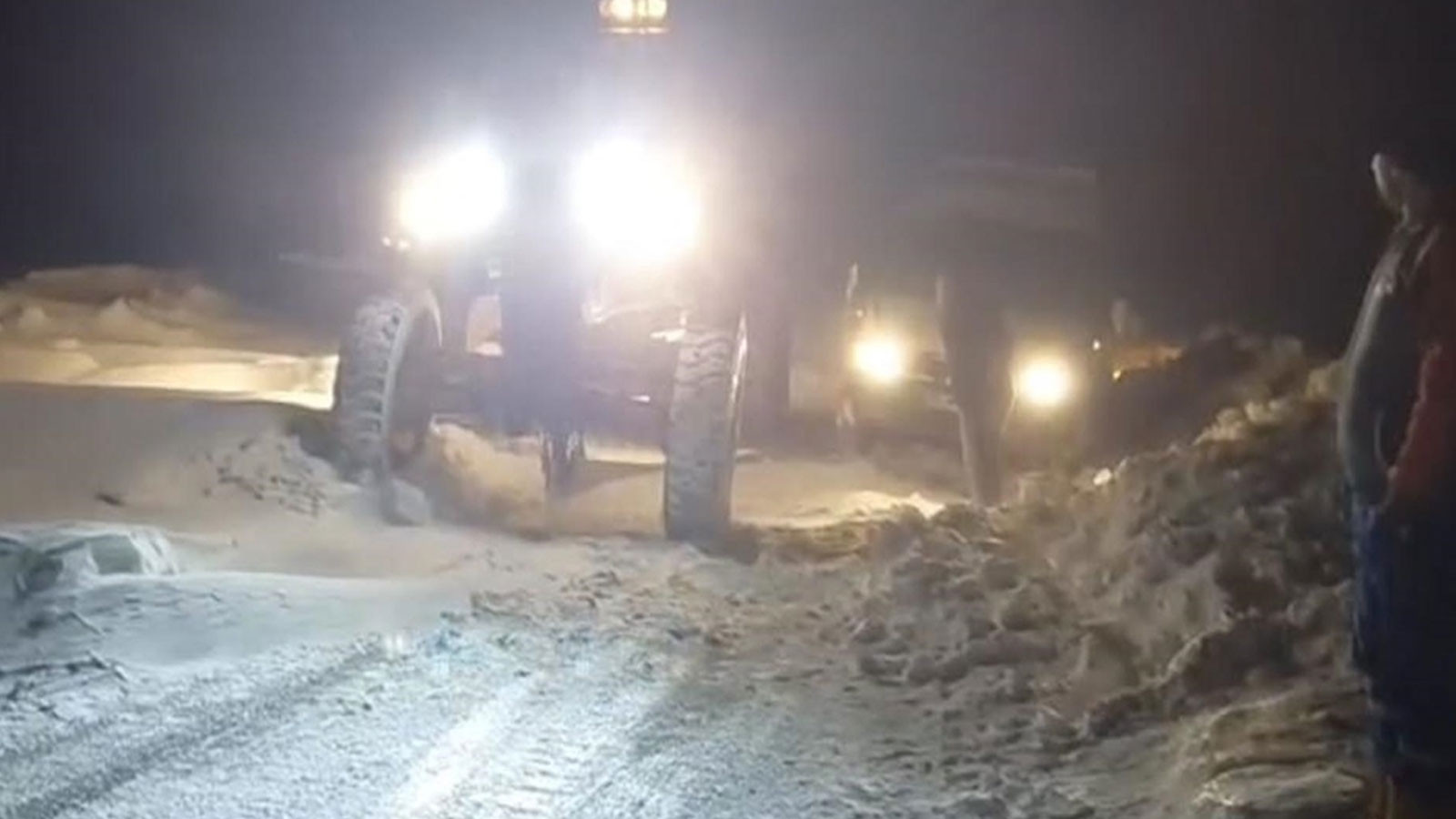 Kars'ta tipi nedeniyle yolda mahsur kalan 30 kişi kurtarıldı: Okullara 1 gün ara verildi