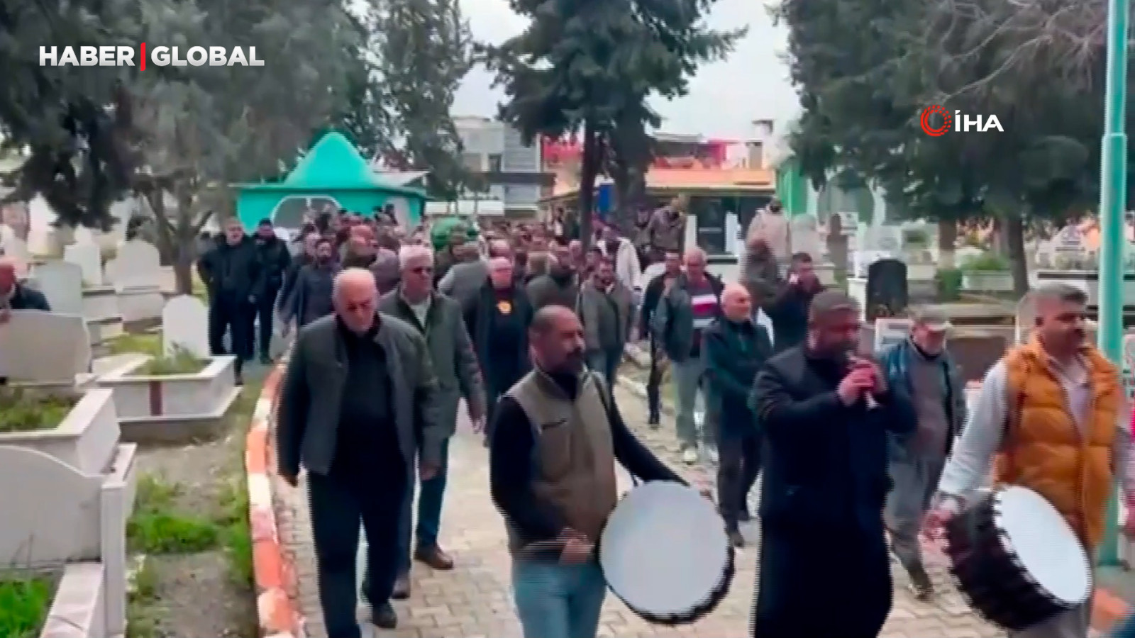 Kazada ölen genç adamın cenazesi davul zurnayla uğurlandı