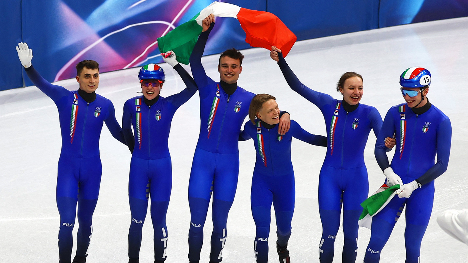 Kış Olimpiyatları'nda İtalya, kısa kulvar sürat pateni karışık takımda altın madalya kazandı