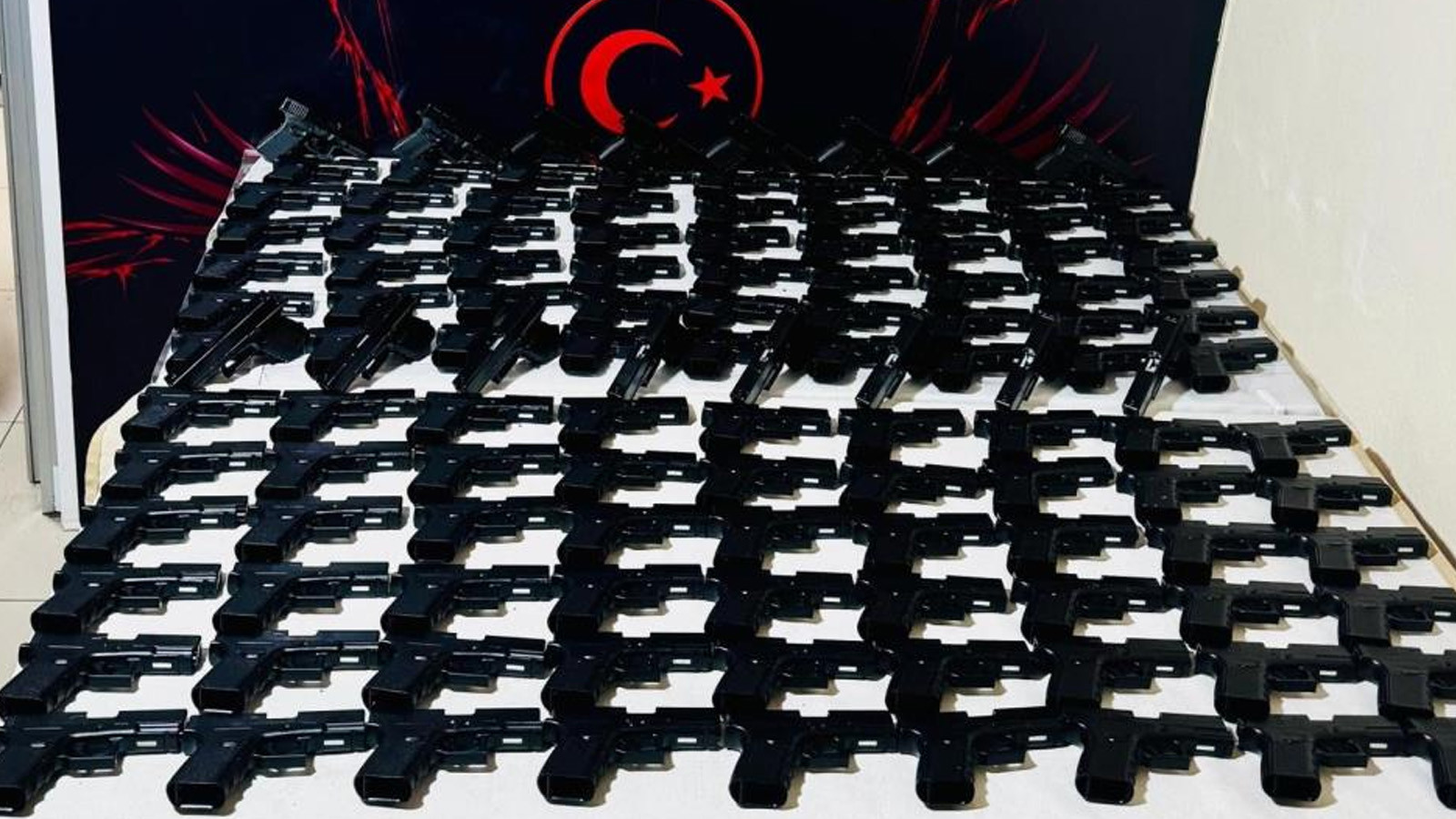 Kümes değil cephanelik: İzmir'de ele geçirildi