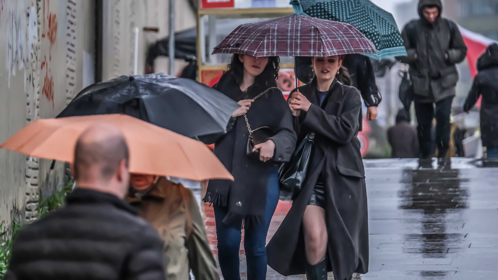 İstanbul'da kuvvetli fırtına, yurt genelinde ise sağanak ve kar alarmı!
