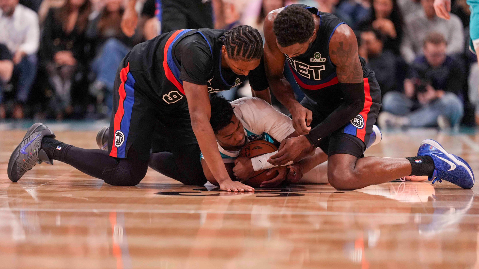 NBA'de Hornets-Pistons maçında saha karıştı: 4 oyuncu ihraç edildi