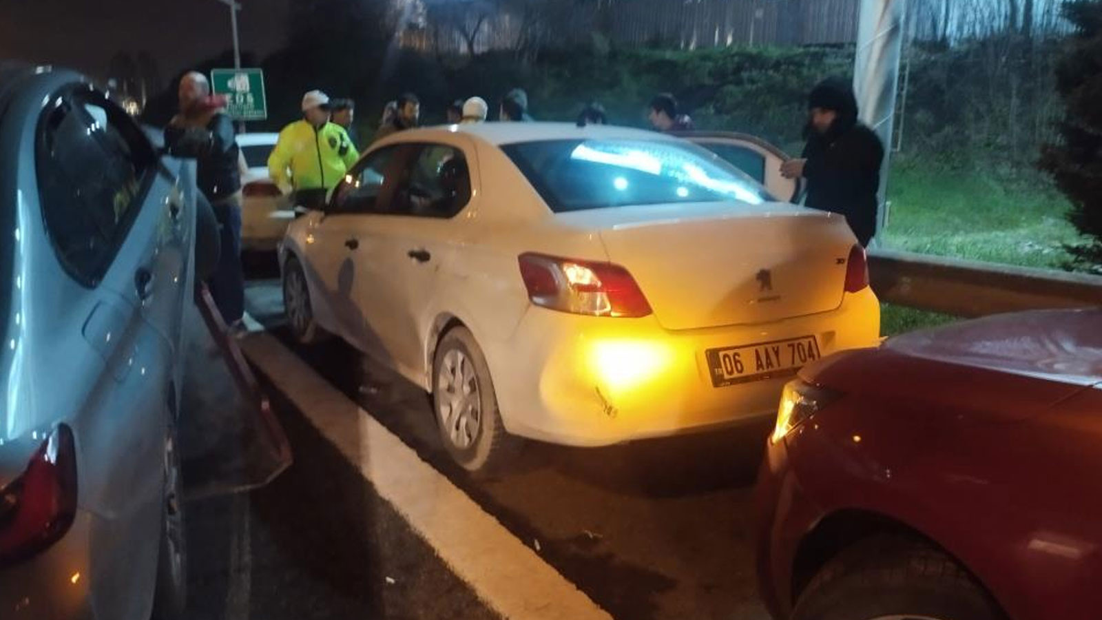 TEM'i kilitleyen 8 araçlı zincirleme kaza