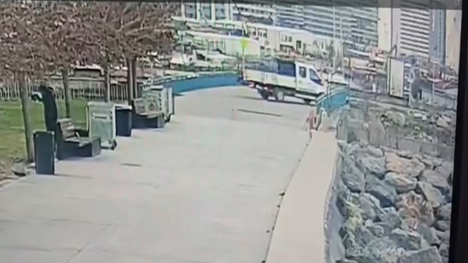 Bakırköy'de zabıta aracı denize böyle düştü 