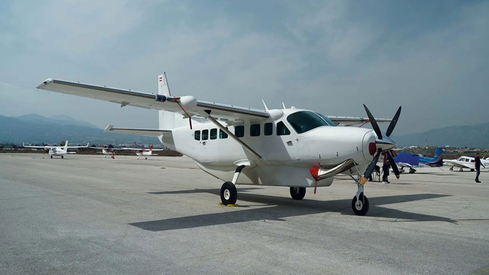 Endonezya'da uçağa silahlı saldırı: 2 pilot hayatını kaybetti